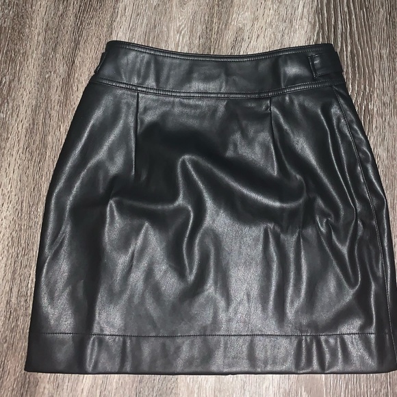 UO Vaughn Patent Front Zip Mini • Medium - Picture 6 of 7